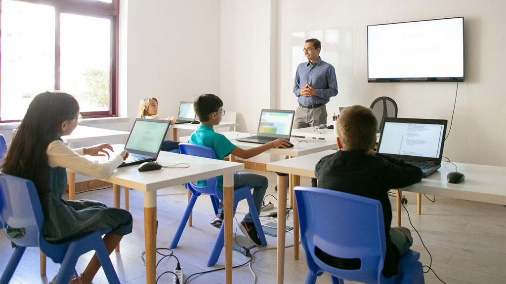 Tecnologia Educacional: Como modernizar escolas com eficiência