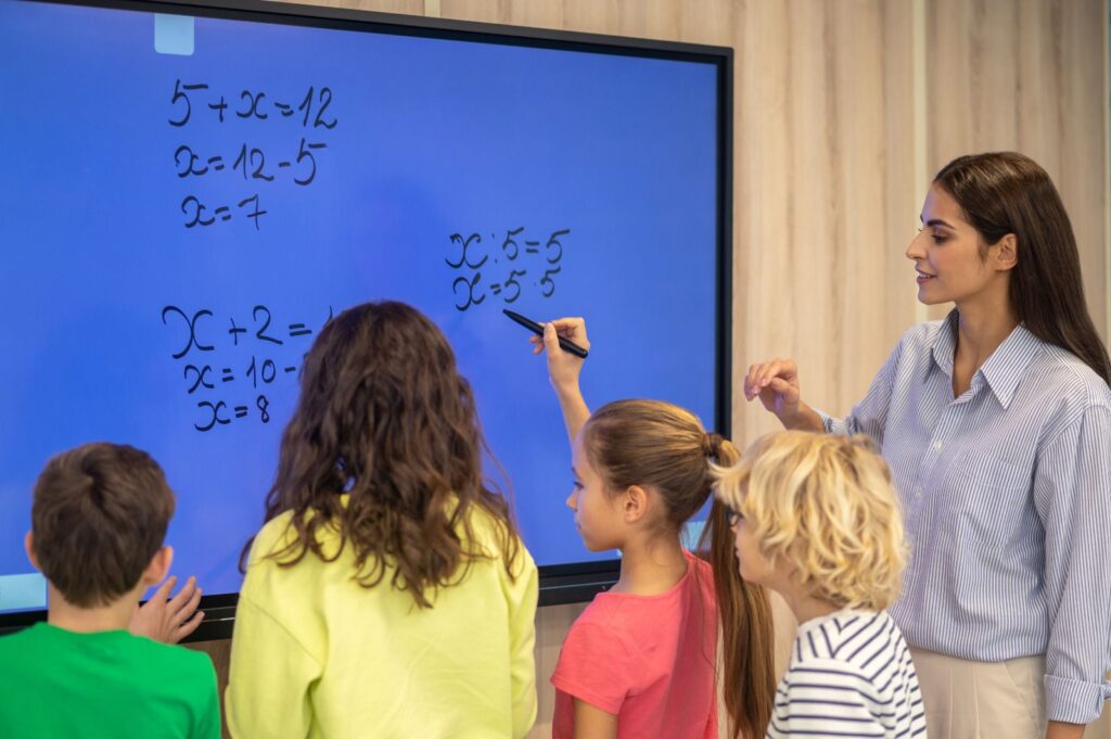 Telas Interativas para Escolas: Como transformar a experiência em sala de aula